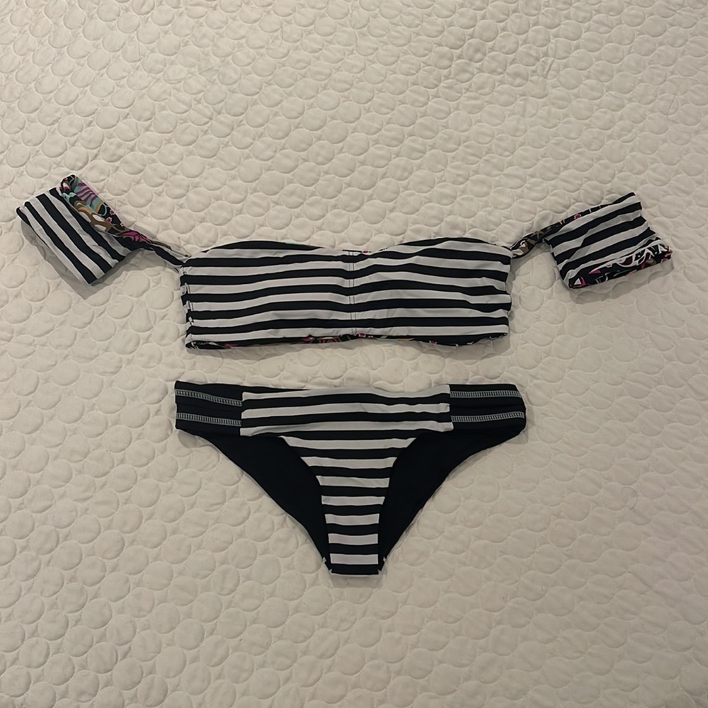 WAVE LIFE women small Reversible bikini top and bottom set stripped paisley